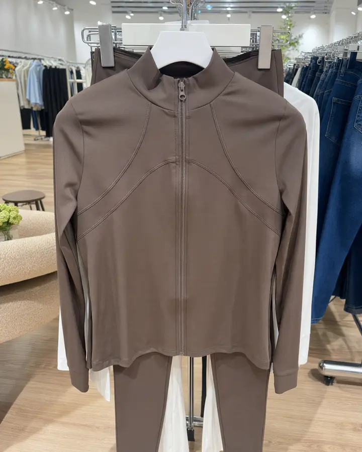 Modello JC1016 marrone