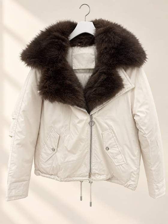 Giacca corta bianca con maxi collo effetto peluche