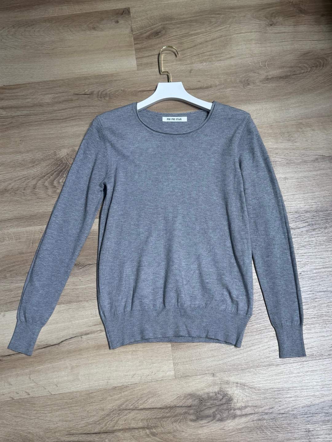 Maglia grigia girocollo a maniche lunghe