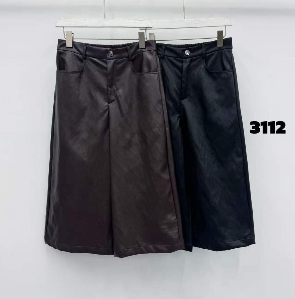 Pantaloni ampi effetto pelle con tasche arrotondate