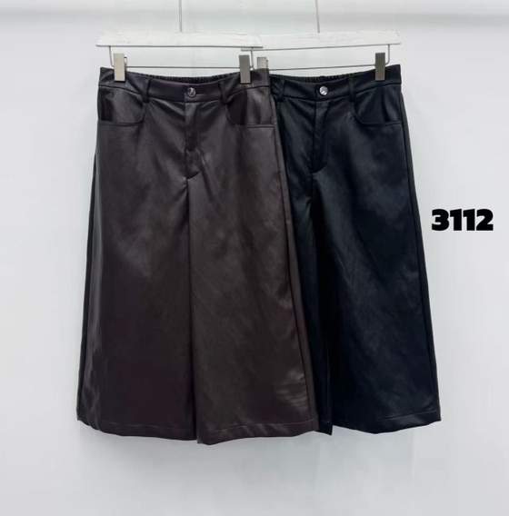 Pantaloni ampi effetto pelle con tasche arrotondate