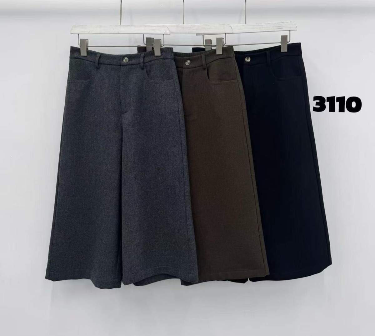 Pantaloni ampi con bottone in vita