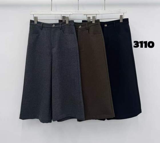Pantaloni ampi con bottone in vita