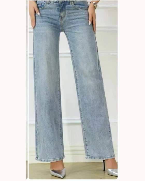 Jeans azzurri a vita bassa e gamba larga con dettagli luminosi