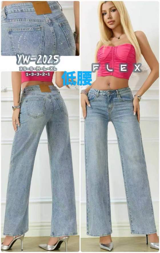 Jeans azzurri a vita bassa e gamba larga con dettagli luminosi