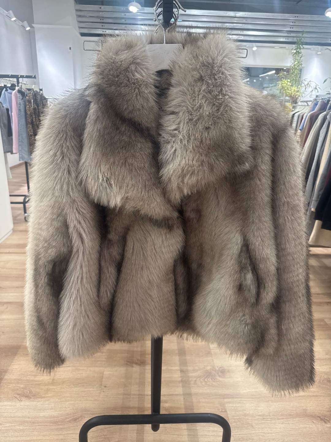Giacca corta grigia effetto peluche con ampio rever
