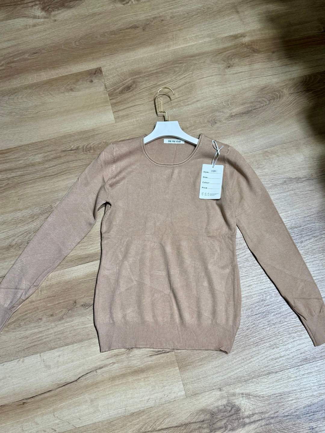 Maglia color cammello girocollo a maniche lunghe