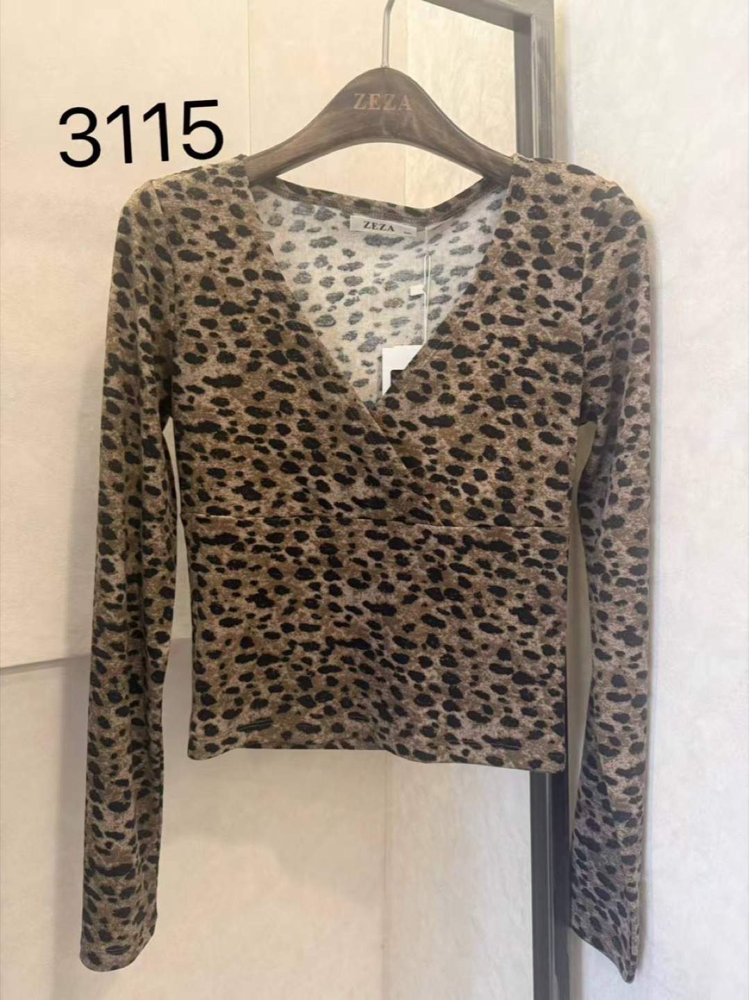 Maglia leopardata a maniche lunghe con scollo a V