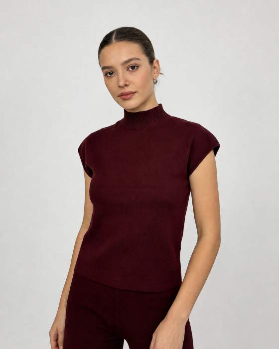 Maglia smanicata a collo alto