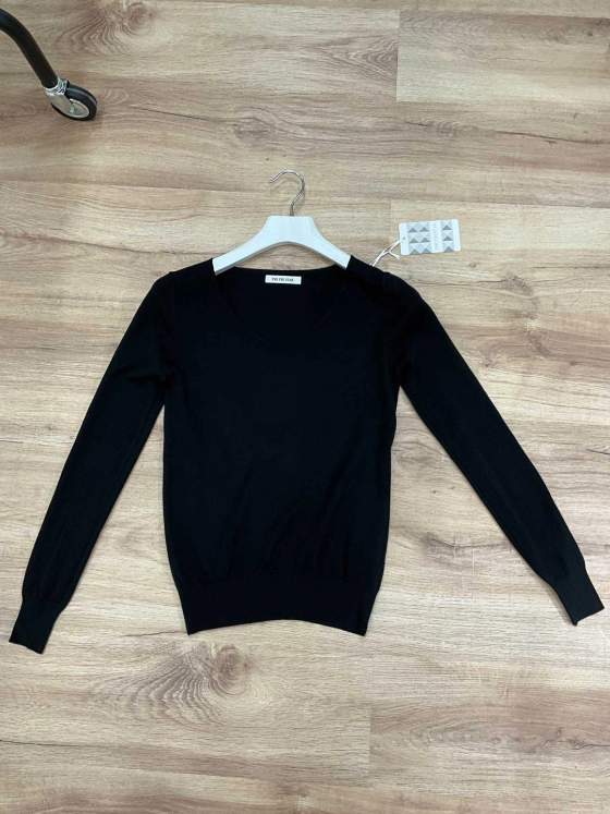 Top nero a maniche lunghe con scollo a V