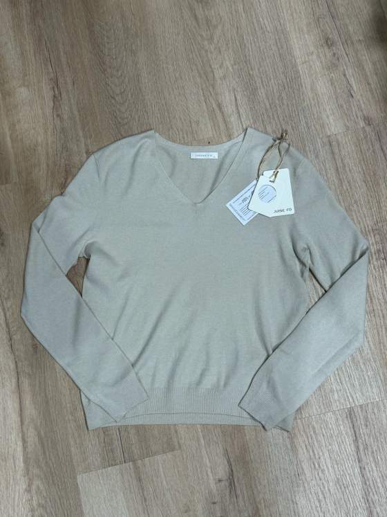Maglia color albicocca con scollo a V