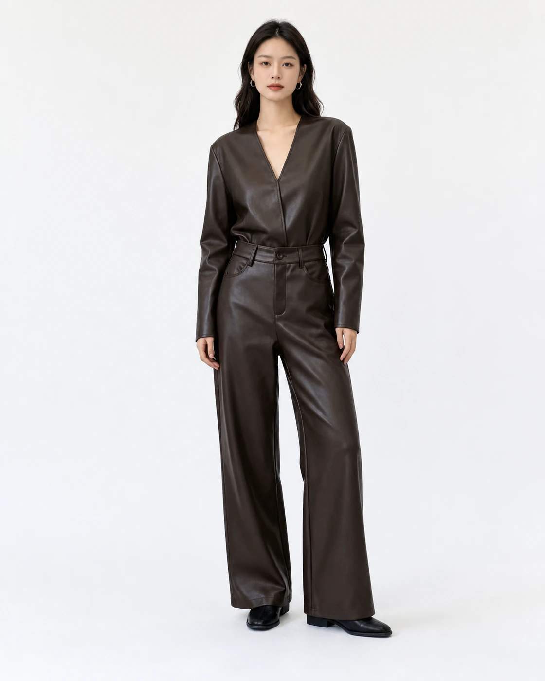 Completo donna con top a V e pantaloni a gamba ampia