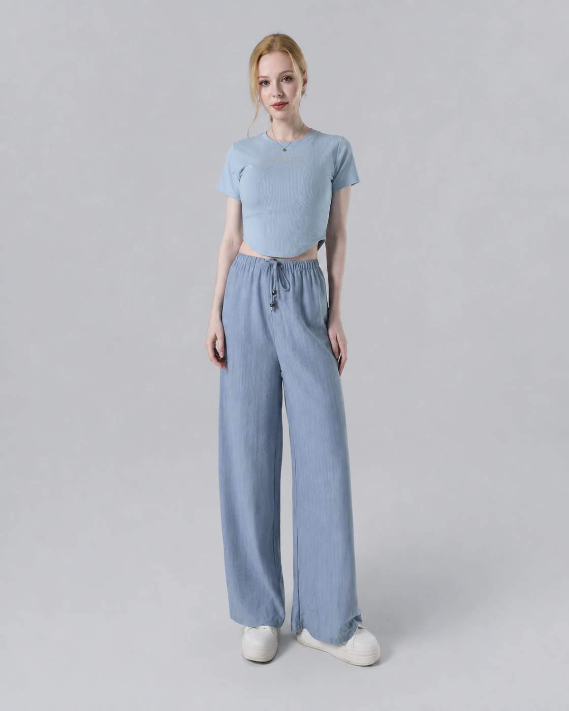 Completo donna con top corto e pantaloni palazzo