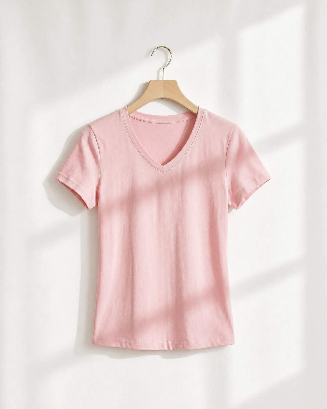 T-shirt rosa con scollo a V