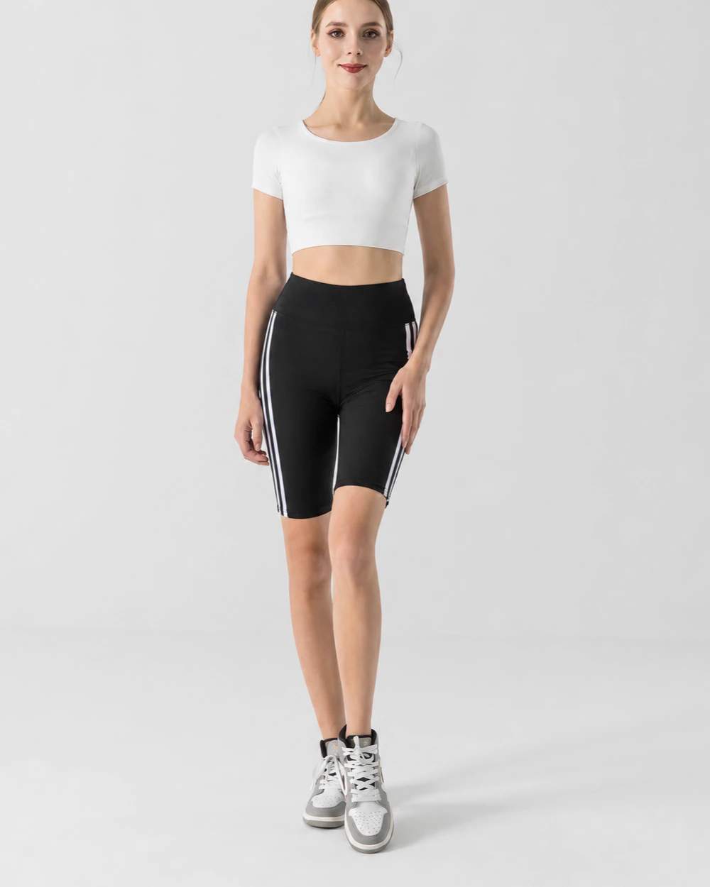 Completo sportivo con top corto e pantaloncini ciclista