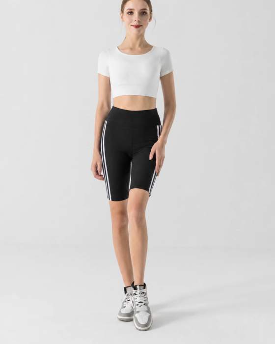 Completo sportivo con top corto e pantaloncini ciclista