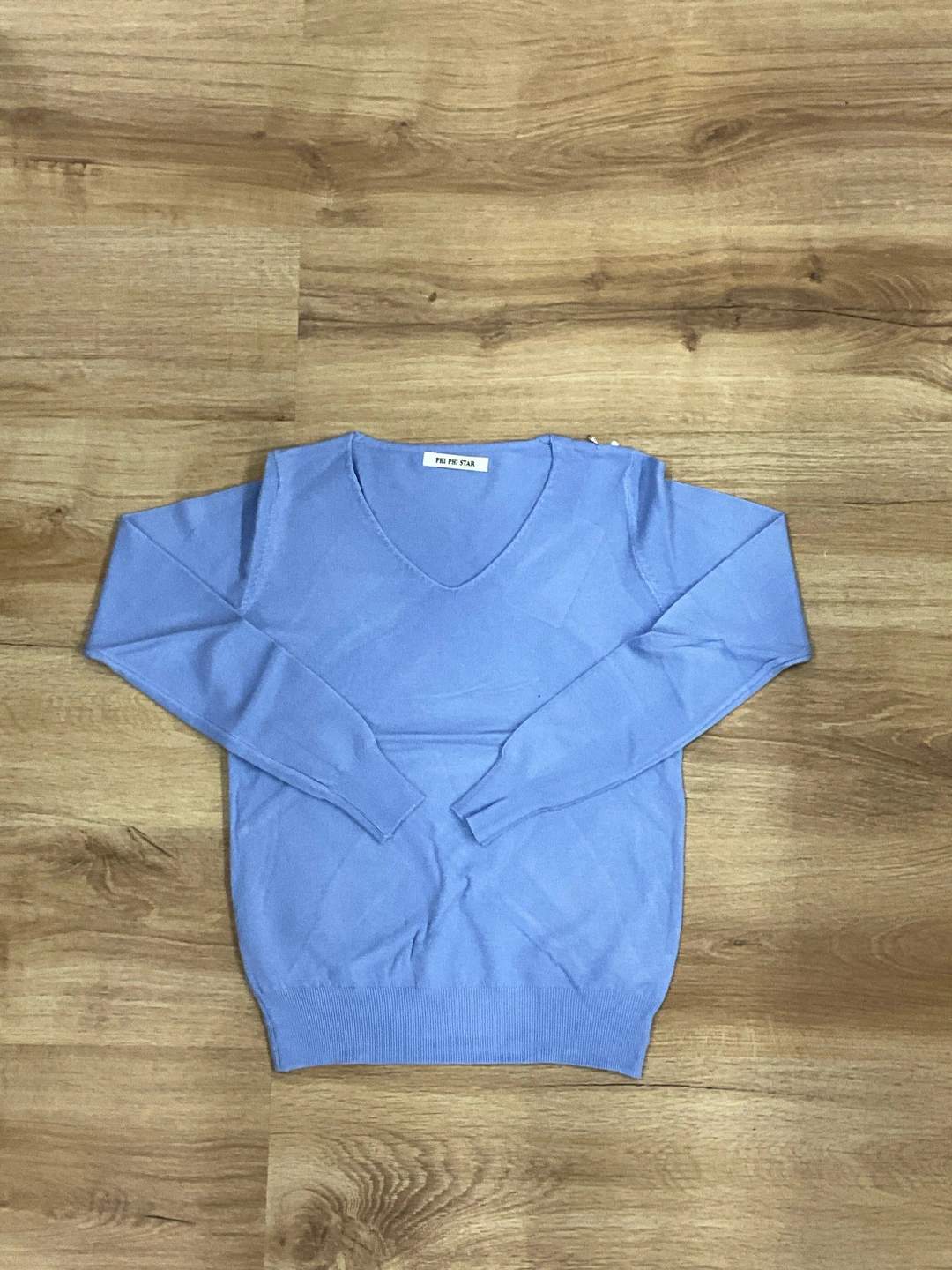 Maglia azzurra a maniche lunghe con scollo a V