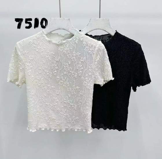 Top a maniche corte con texture floreale