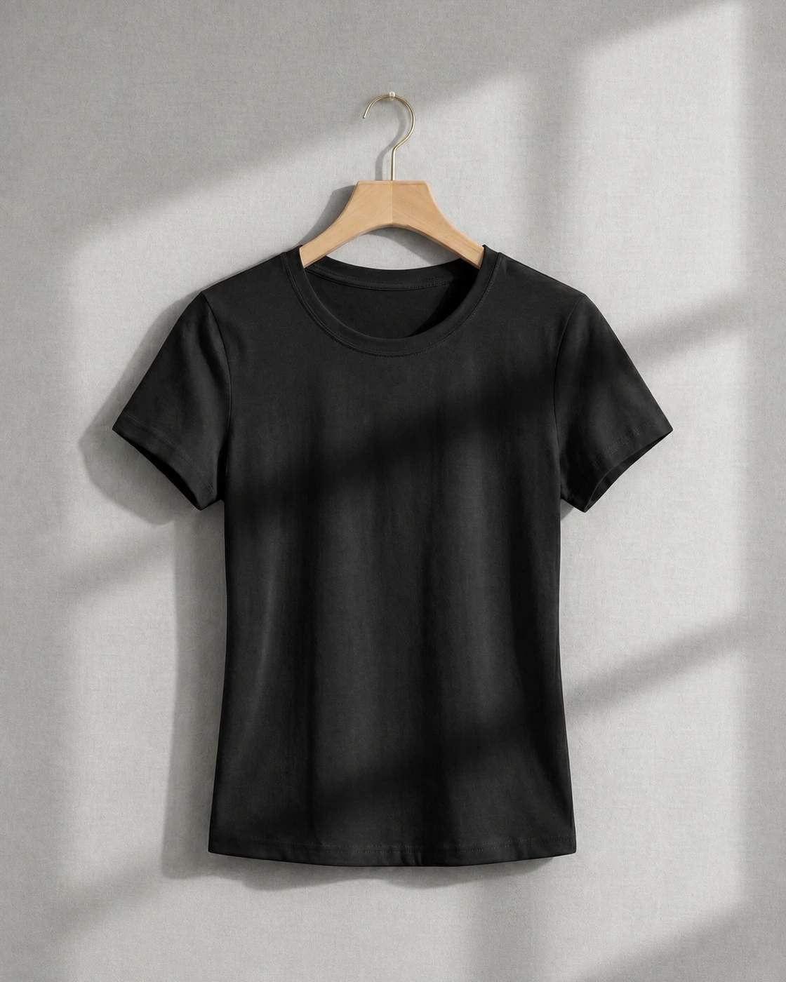 T-shirt nero a manica corta con girocollo