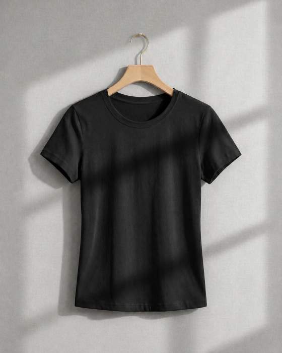 T-shirt nero a manica corta con girocollo