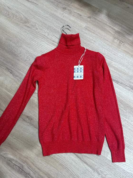 Maglia rosso acceso a collo alto con effetto brillante