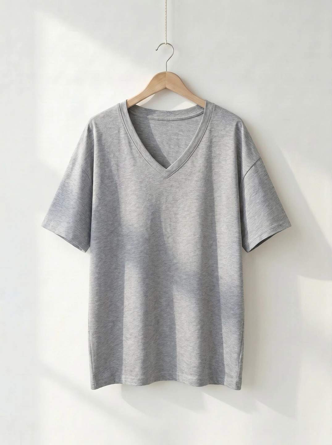 T-shirt grigia con scollo a V