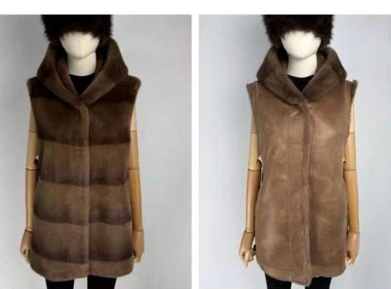 Gilet smanicato con cappuccio