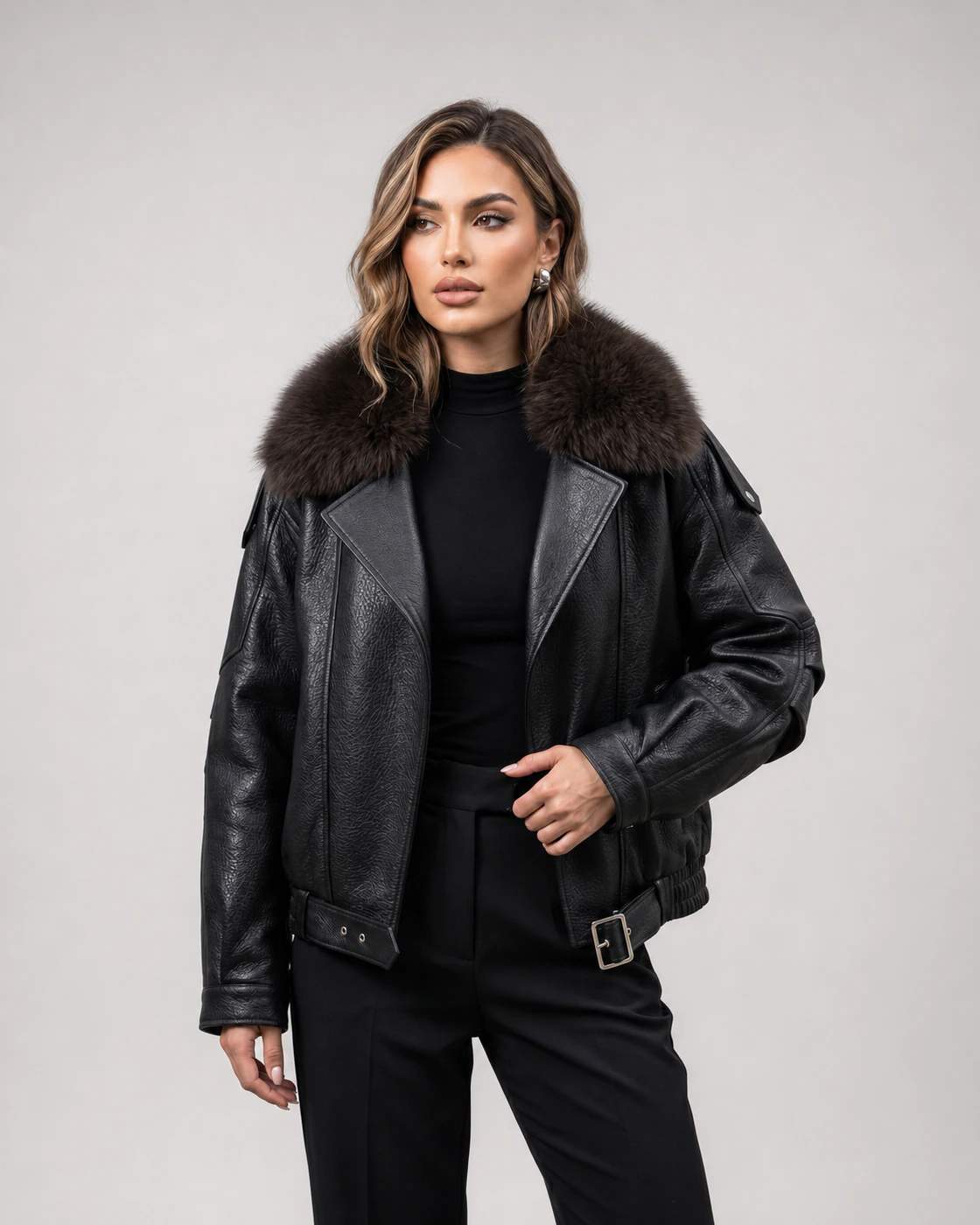 Giacca biker nera con collo effetto pelliccia