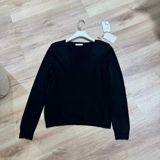 Maglione nero con scollo a V