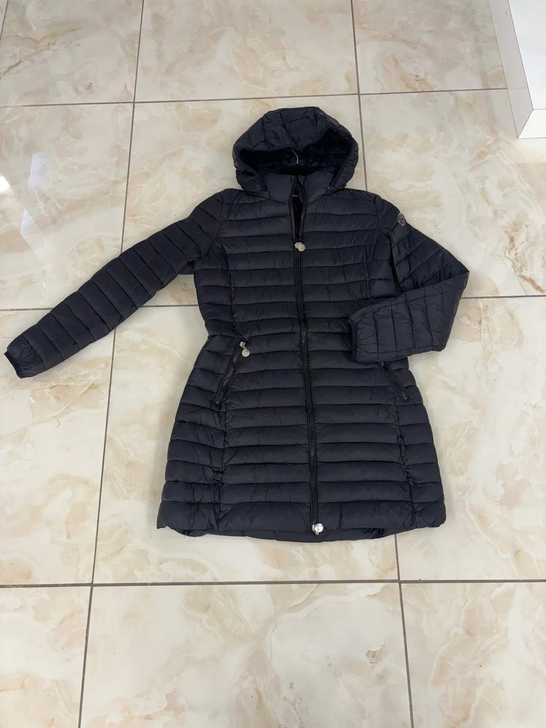 Cappotto lungo nero trapuntato con cappuccio