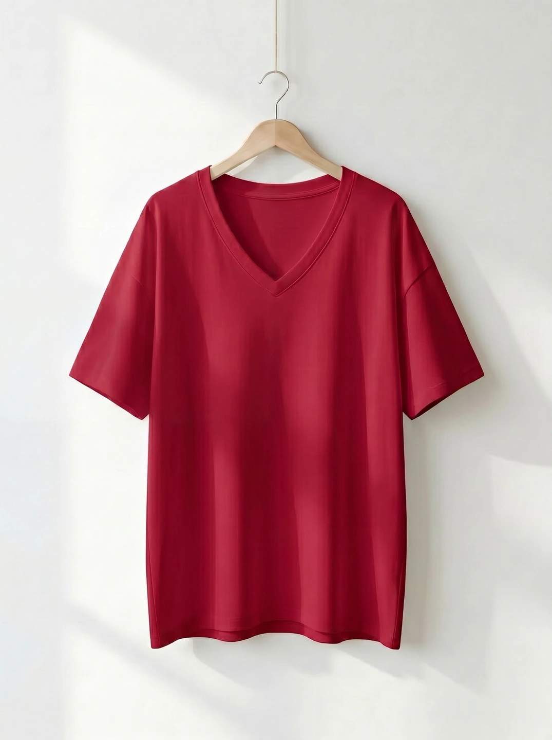 T-shirt bordeaux con scollo a V