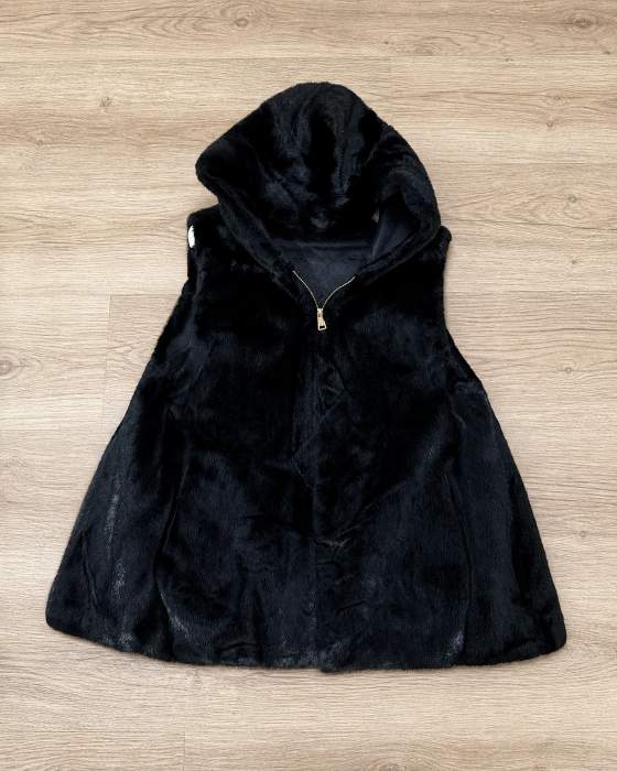 Gilet nero con cappuccio