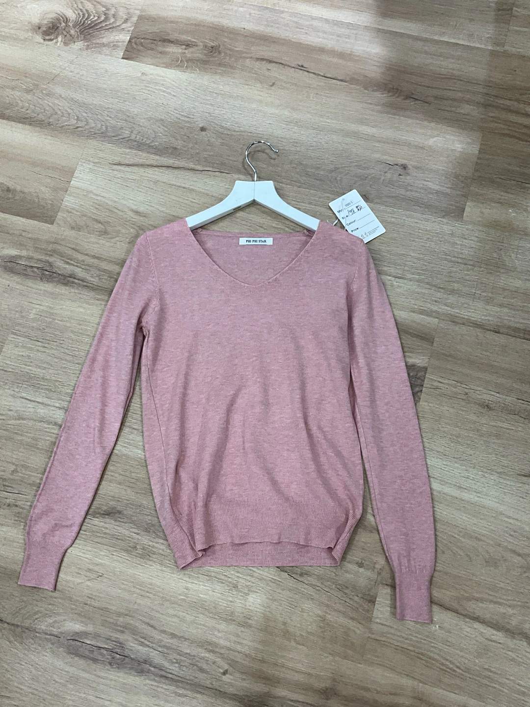 Maglia da donna rosa con scollo a V