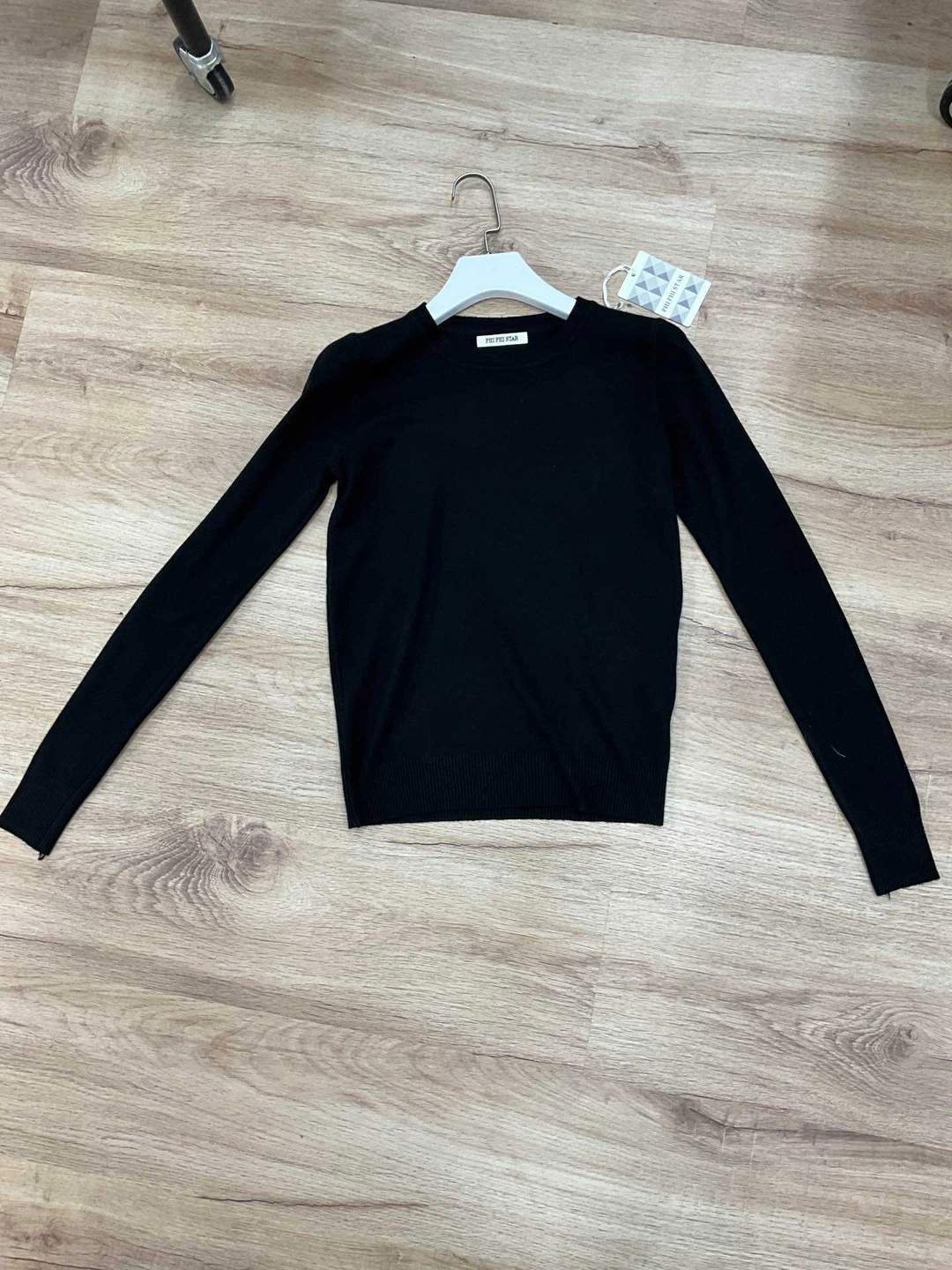 Maglia nera girocollo a maniche lunghe