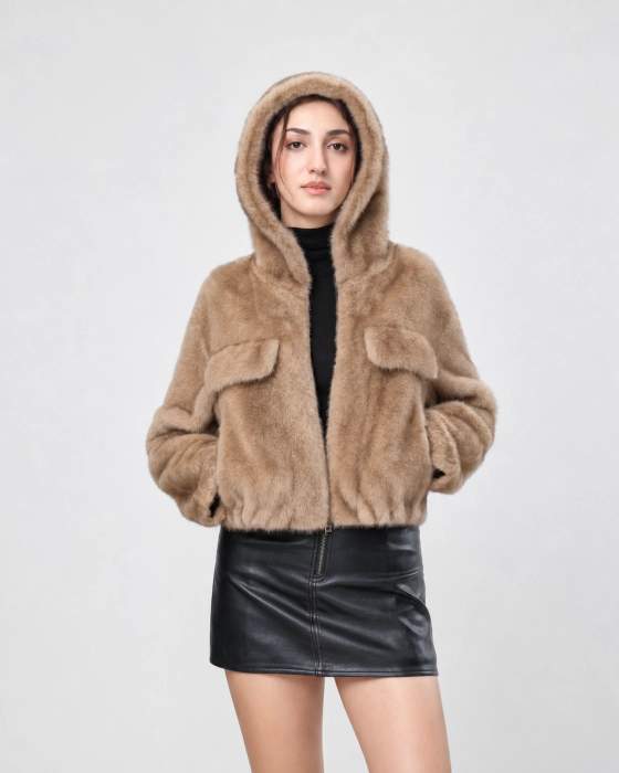 Giacca con cappuccio effetto peluche