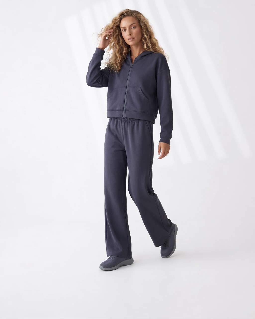 Completo sportivo con felpa e pantaloni