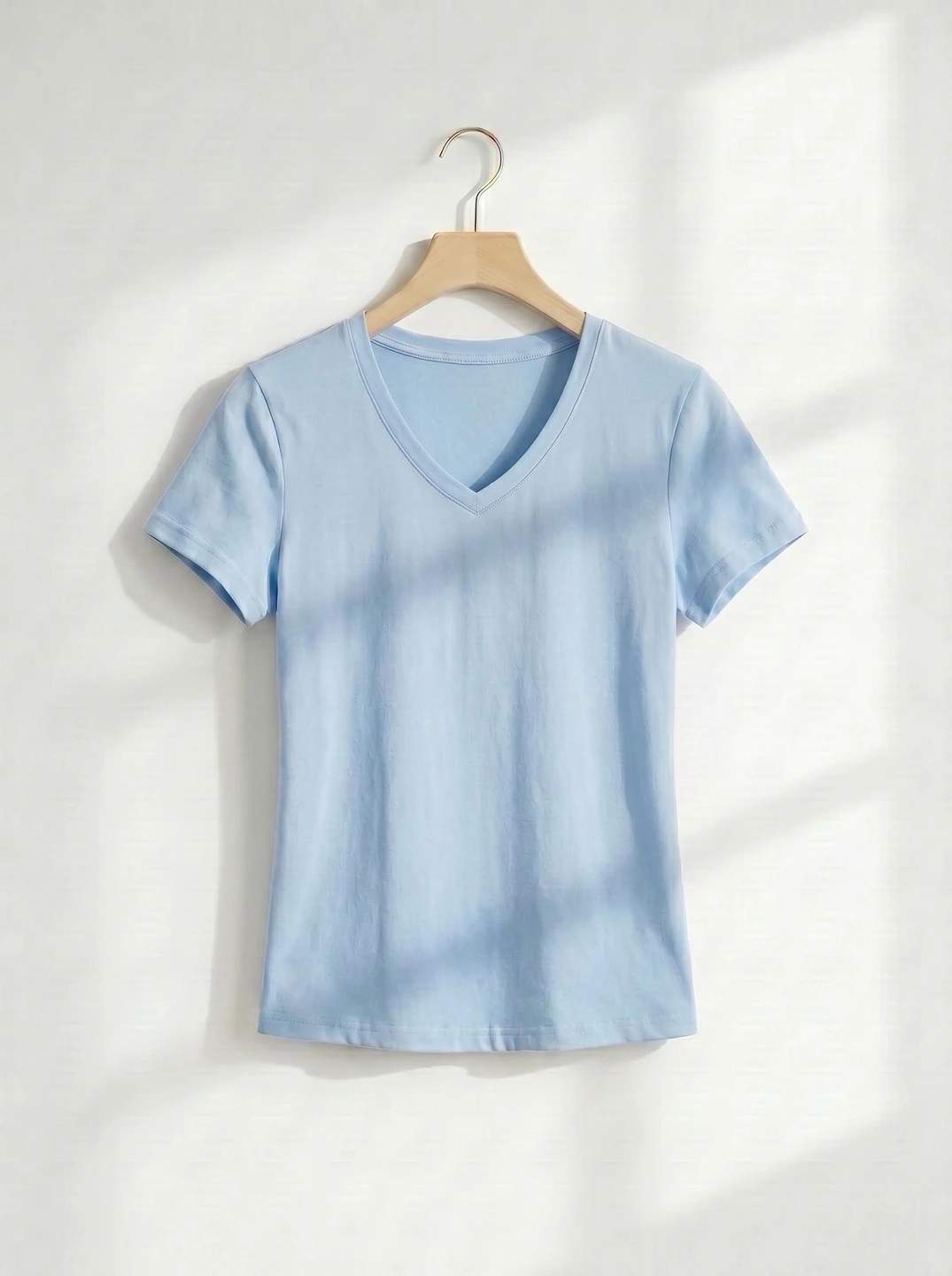 T-shirt donna azzurra con scollo a V