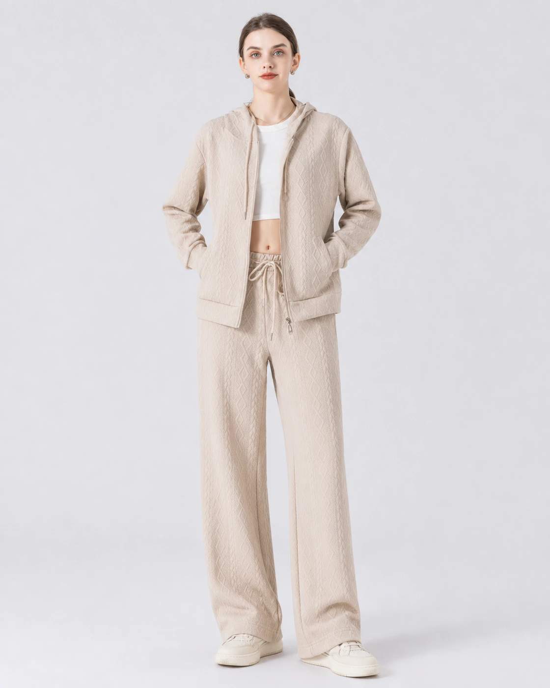 Completo con cappuccio e zip dalla texture geometrica