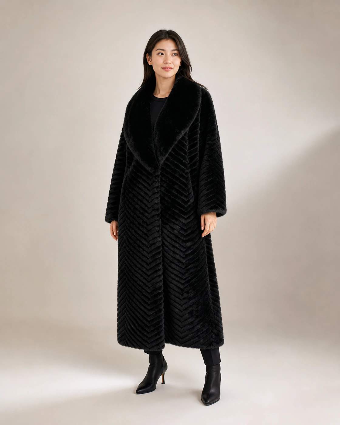 Cappotto lungo nero con ampio collo