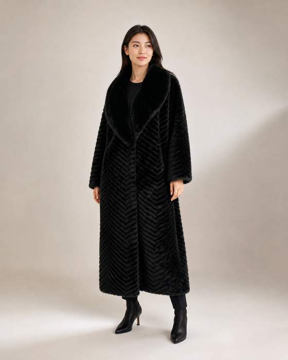 Cappotto lungo nero con ampio collo
