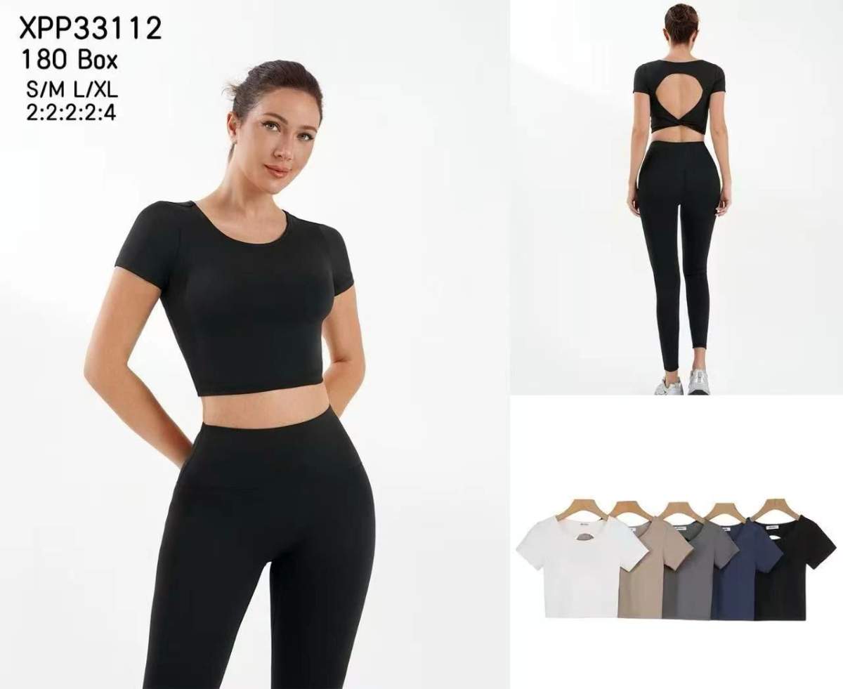 Completo con crop top e leggings