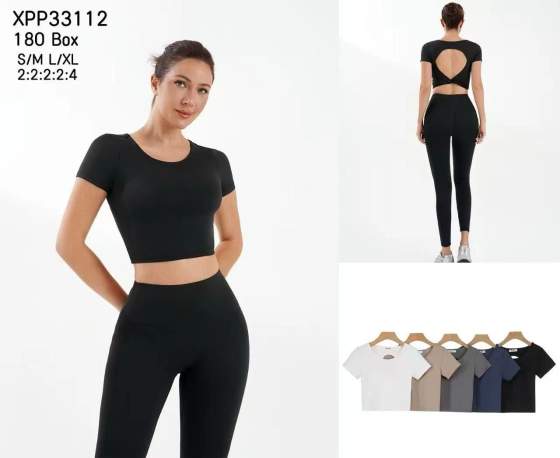 Completo con crop top e leggings
