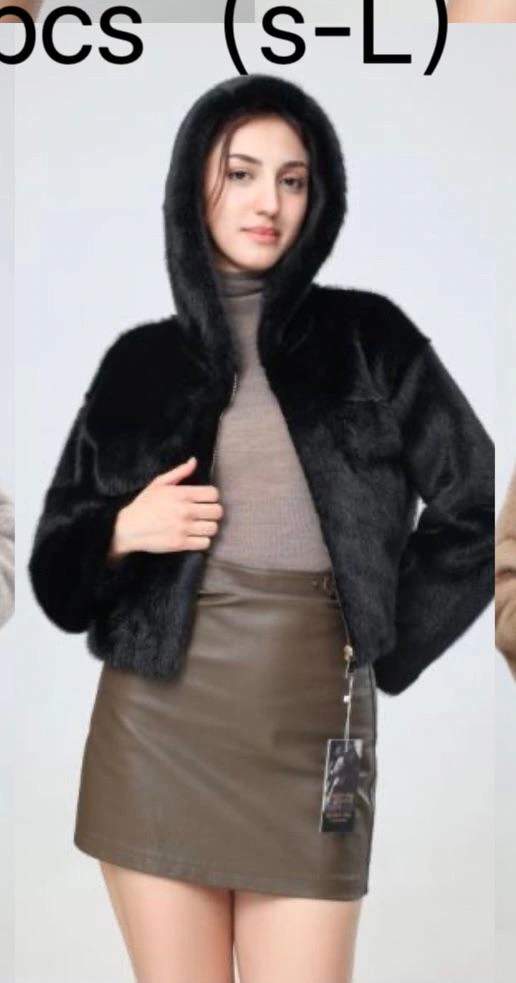 Giacca corta con cappuccio effetto peluche