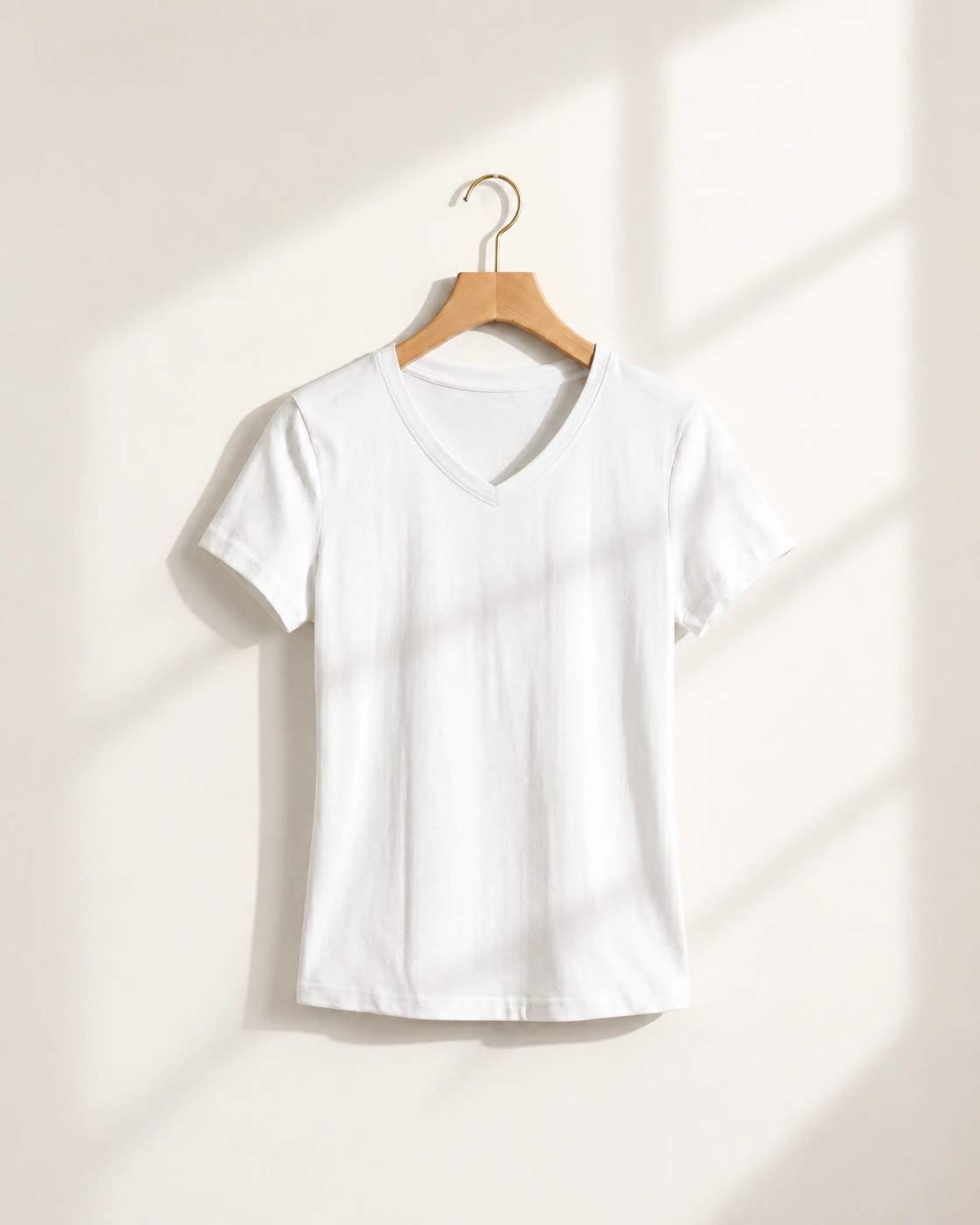 T-shirt bianca con scollo a V