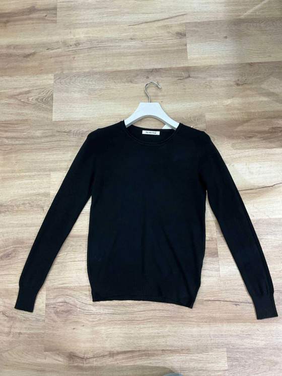 Maglia nera a manica lunga con collo rotondo