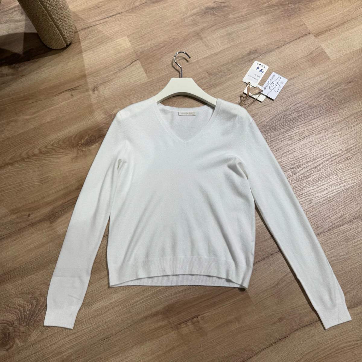 Maglia bianca a maniche lunghe con scollo a V
