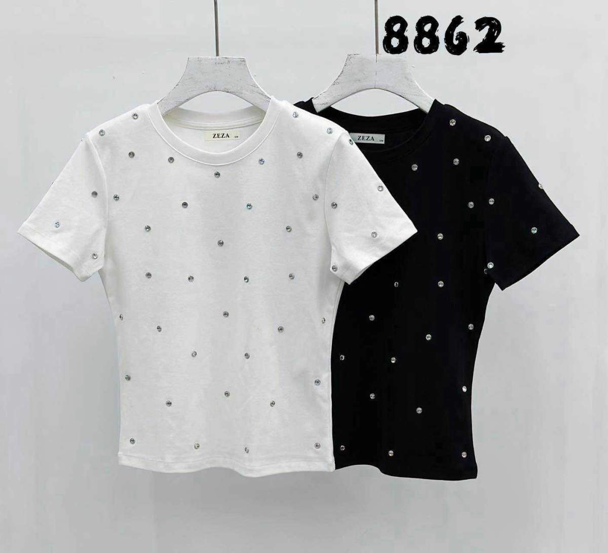 T-shirt girocollo con borchie decorative