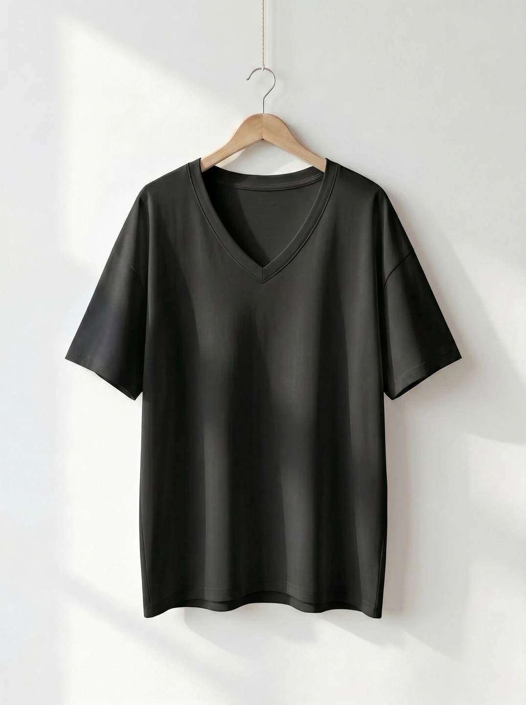 T-shirt nera con scollo a V