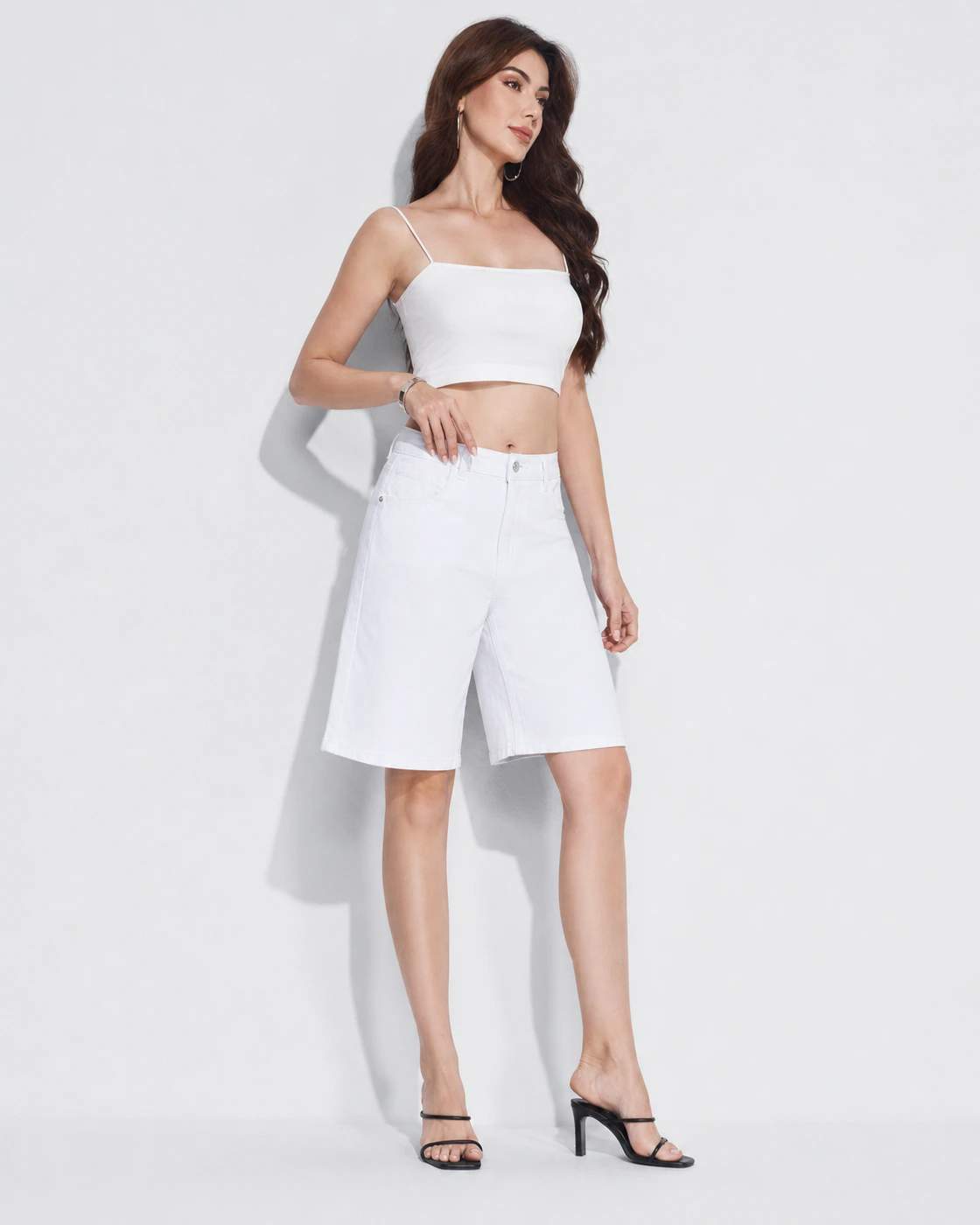Completo bianco con top corto e bermuda