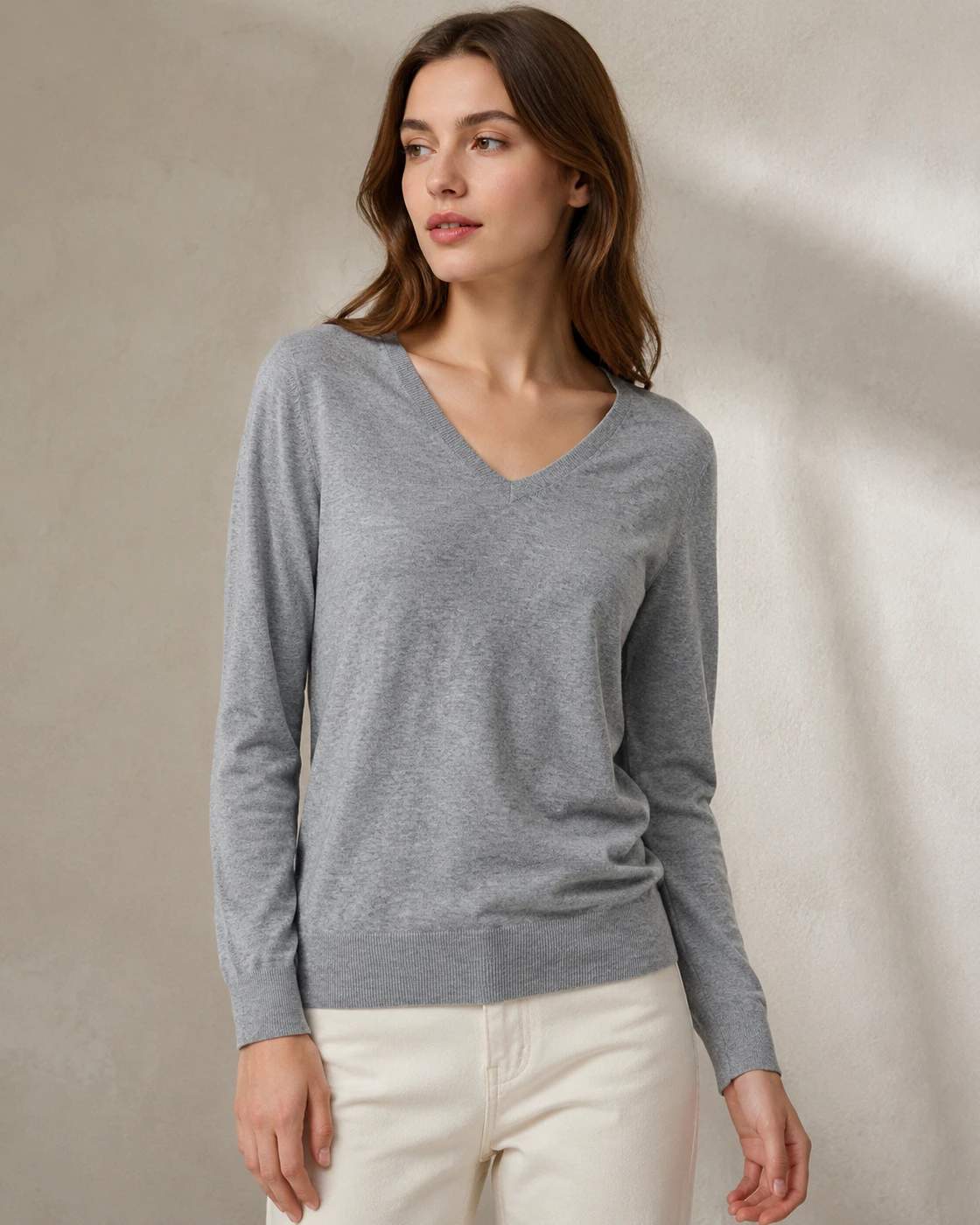 Maglione grigio con scollo a V